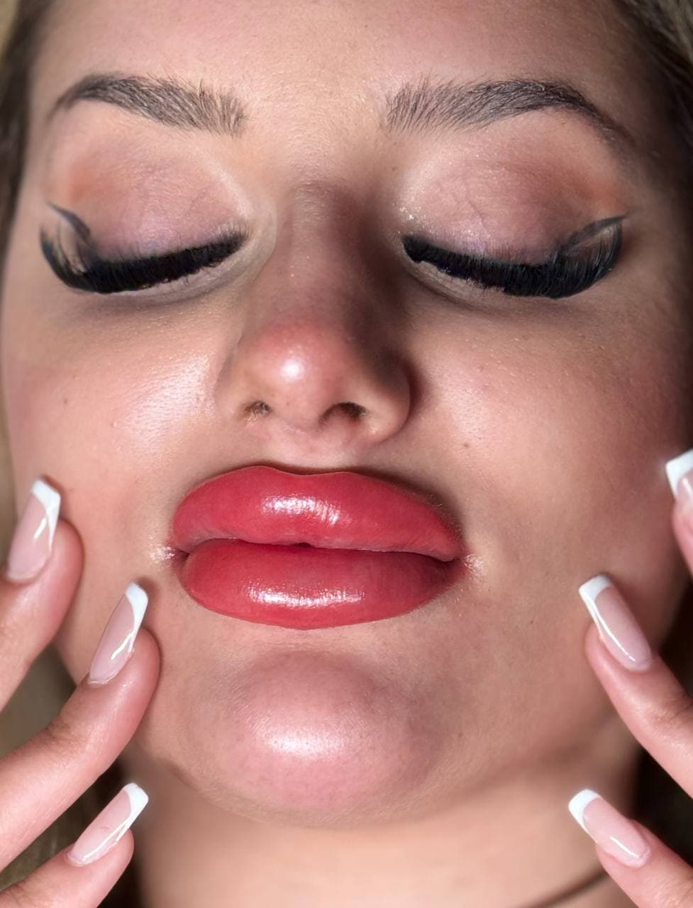 Nach der Mikropigmentierung, Majida Glam