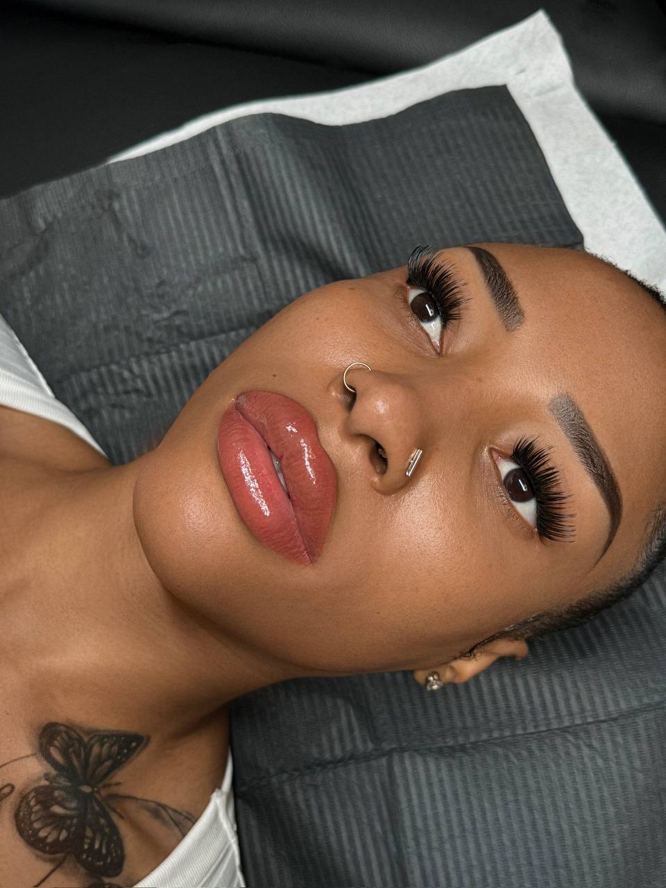 Natürliches und pudriges Lip Blush Ergebnis im Studio Majida Glam in Genf